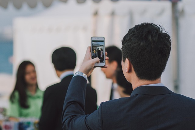 Male Examples: This is how your dating profile should look like